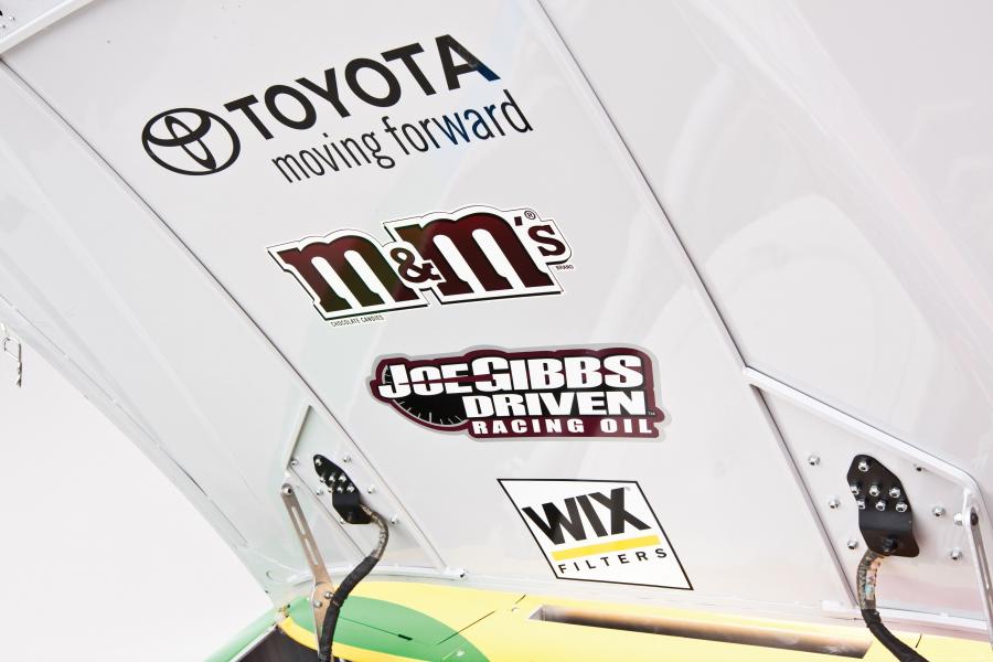  Toyota Camry Kyle Busch #18 NASCAR Race Car 2011 года  (фото 2 из 26)